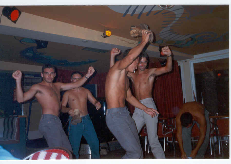 Full Monty 03.jpg (41253 bytes)