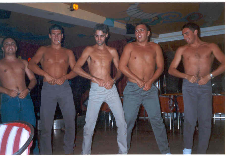 Full Monty 04.jpg (43605 bytes)