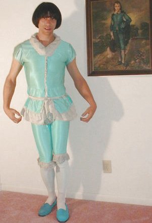 blueboyBalletPose2.jpg (21345 bytes)